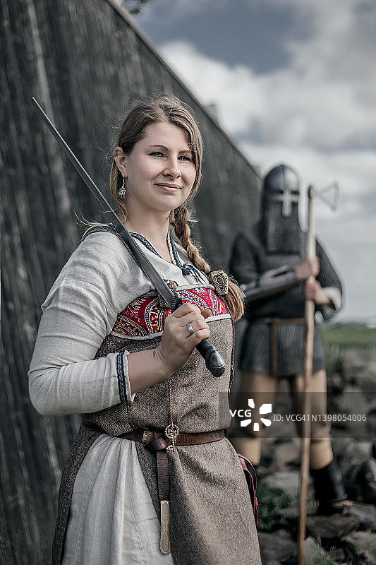 村口的金发碧眼维京美女图片素材