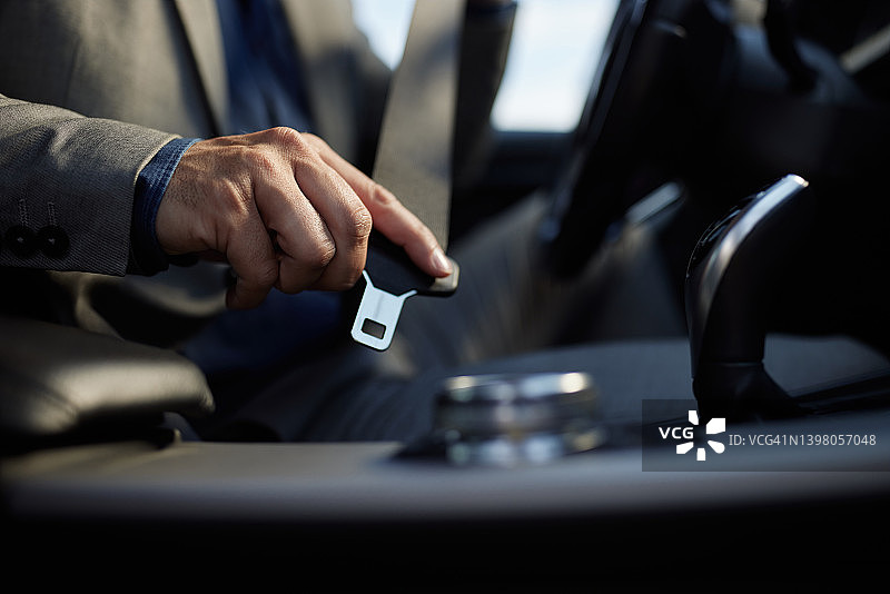 在车内系安全带图片素材