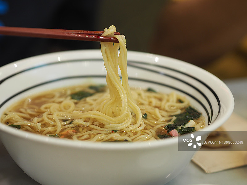 用筷子夹面条，日式料理图片素材