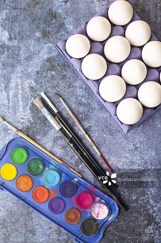 鸡蛋和画笔，蓝色背景图片素材