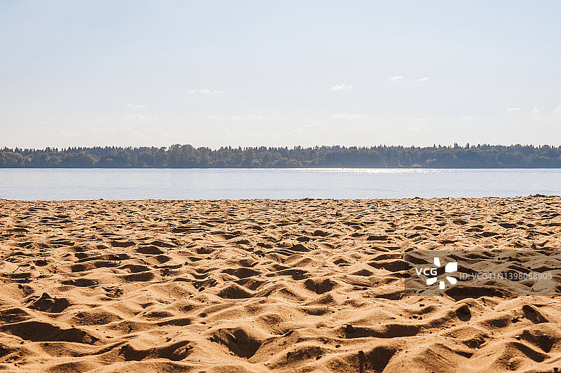 沙滩特写，背景是河流和天空图片素材