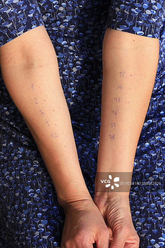 显示过敏测试数字的中年妇女的手图片素材