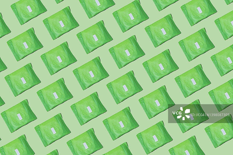 绿色背景下的绿色包装卫生巾图案图片素材