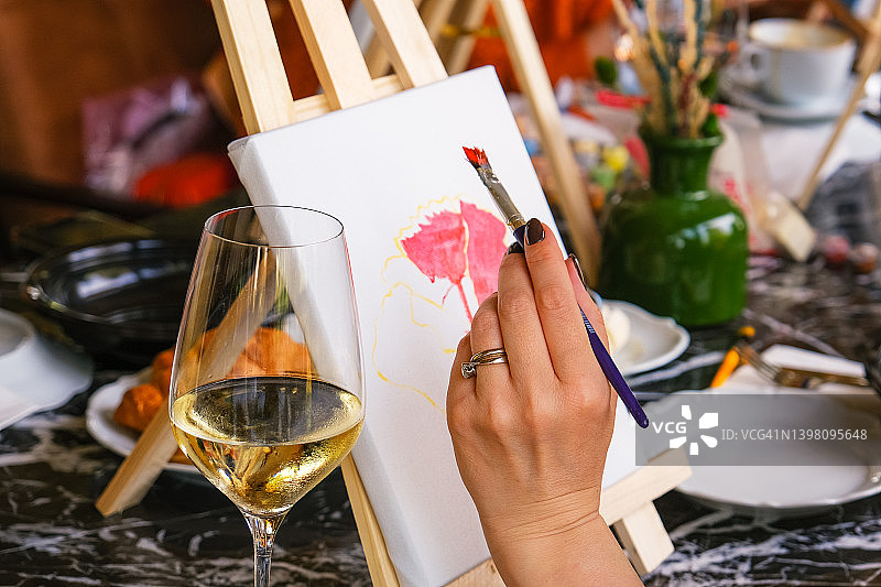 在艺术俱乐部咖啡馆里画画的女人图片素材