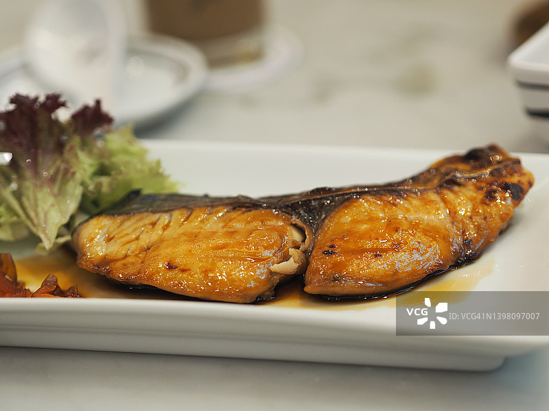 烤鱼配酱汁图片素材