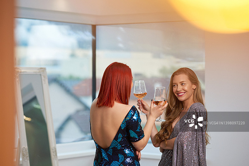 庆祝中的女孩们图片素材