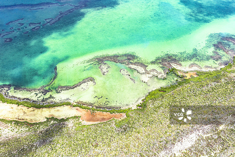 热带泻湖的祖母绿色水域，鸟瞰图图片素材