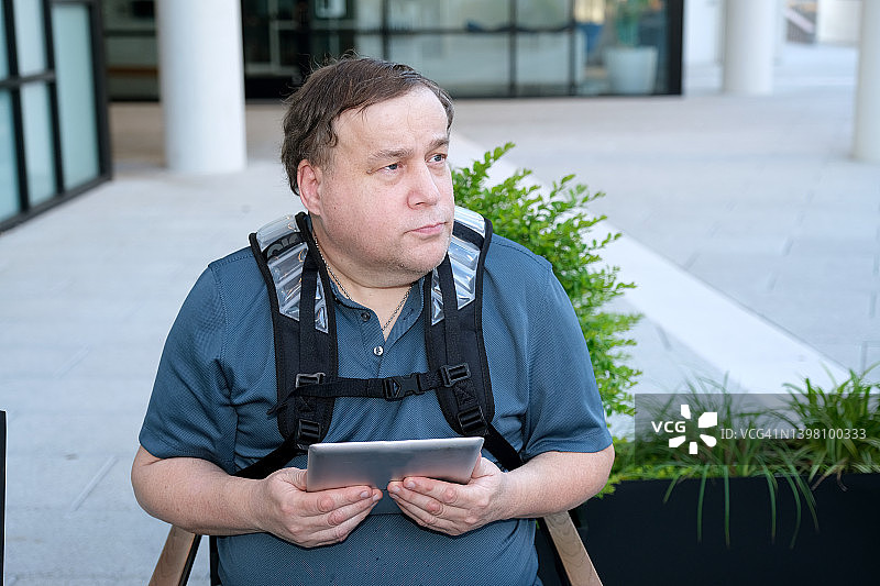 使用平板电脑的成年自闭症男子图片素材