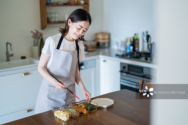 女人在厨房做饭图片素材