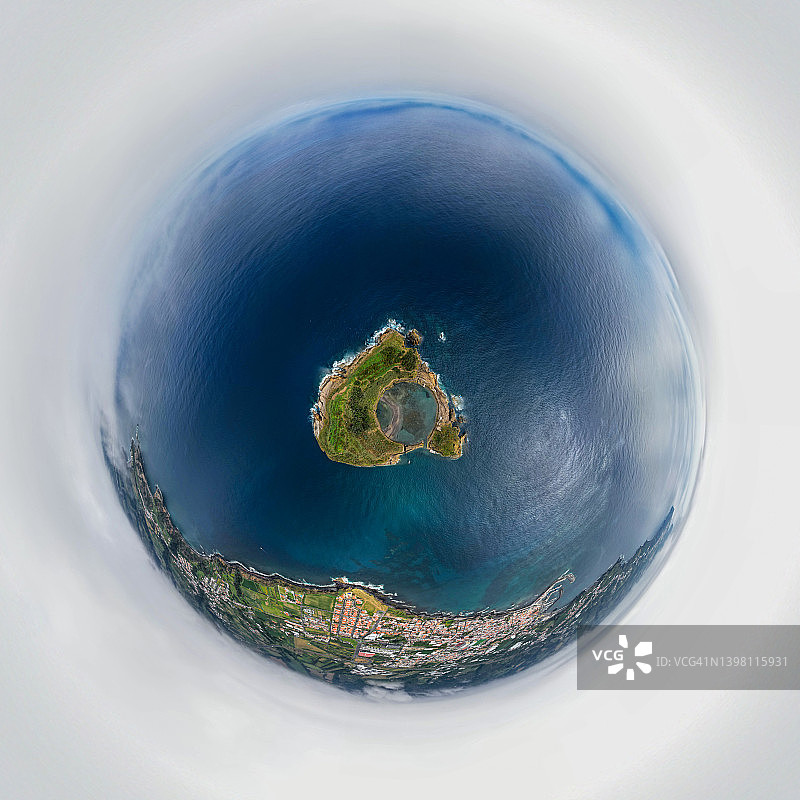 葡萄牙亚速尔群岛鸟瞰：小星球全景360度，无人机拍摄维拉弗兰卡小岛，夏季旅行目的地图片素材