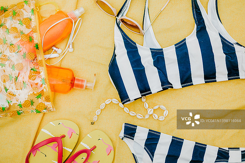 夏季旅行黄色背包图片素材