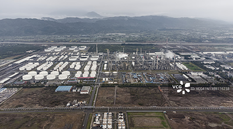 大型石化工厂清晨航拍图片素材