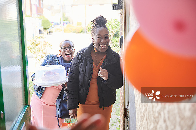 朋友和家人参加社交聚会图片素材