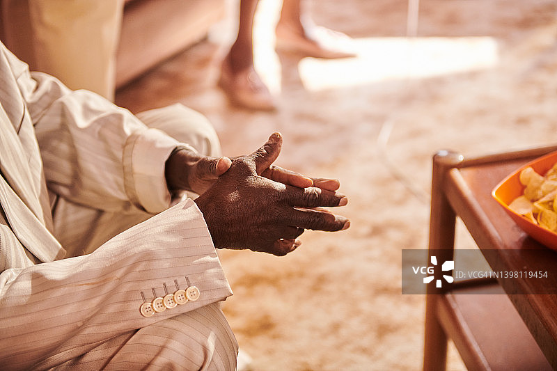 年长男人的手部特写图片素材