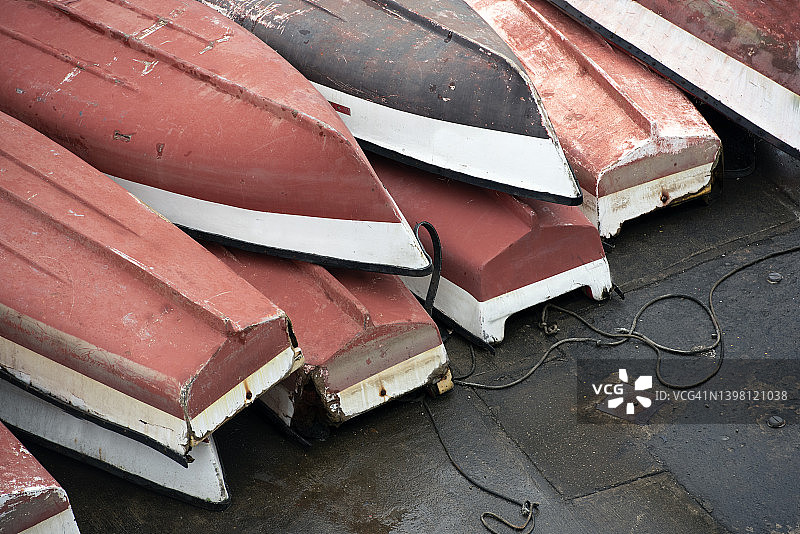 码头上的红色船只图片素材