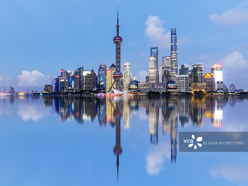 上海陆家嘴金融区日落时分的航拍景色图片素材