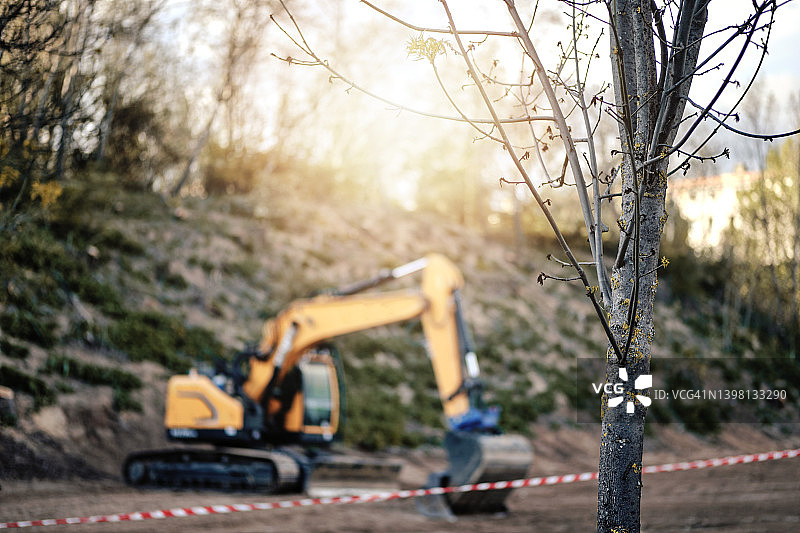 推土机推倒树木，森林砍伐图片素材