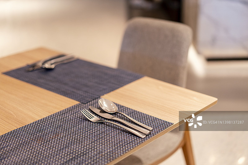 豪华餐厅内的餐桌图片素材