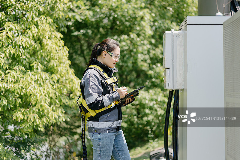 女工程师正在检查5G发射器天线图片素材