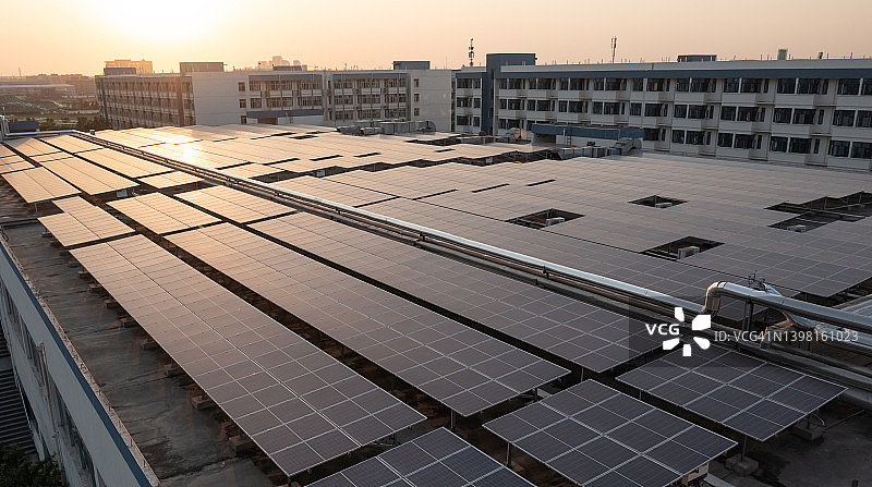 城市屋顶上的太阳能电池板图片素材