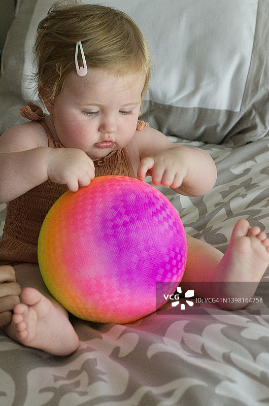 快乐的幼儿玩球图片素材