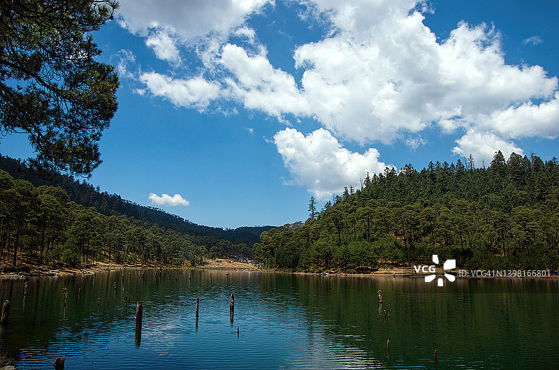 伊图尔维德水坝，拉斯卡诺阿斯，圣地亚哥特拉扎拉公共财产，墨西哥州伊西德罗法贝拉，墨西哥图片素材