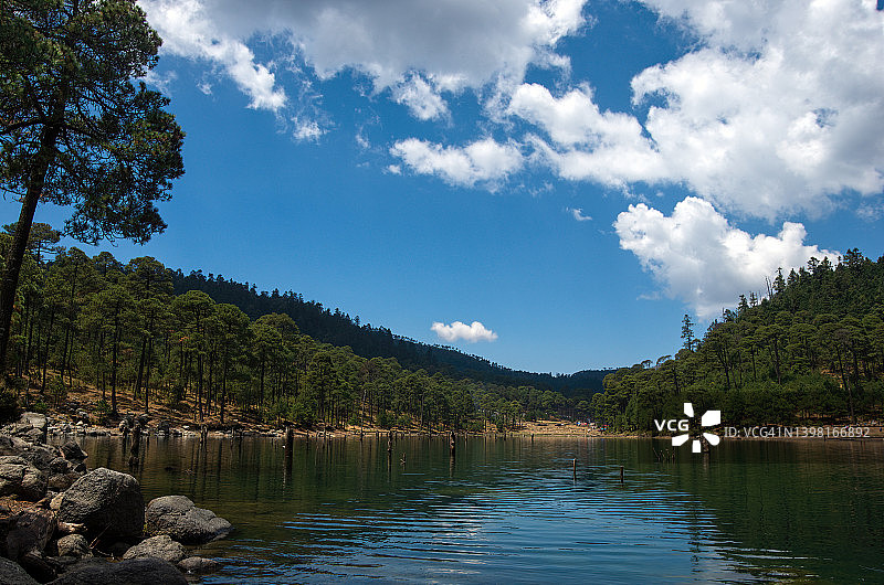 伊图尔维德水坝，拉斯卡诺阿斯，圣地亚哥特拉扎拉公共财产，墨西哥州伊西德罗法贝拉，墨西哥图片素材