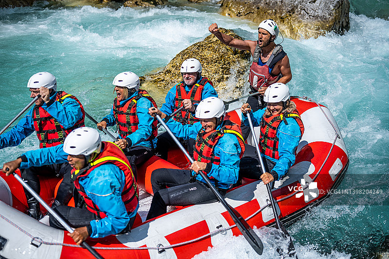 在白浪漂流中表达情感和鼓励同伴图片素材