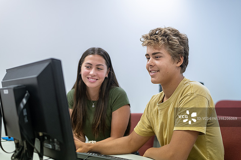 高中同学在电脑室完成作业图片素材