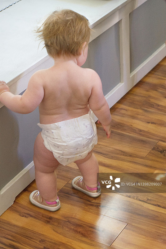 站立着的穿尿布的幼儿图片素材