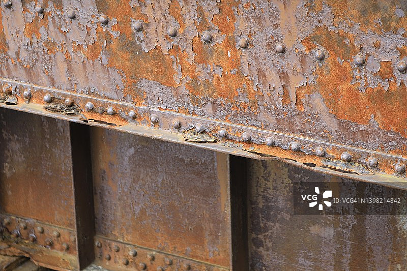 带铆钉和铁锈的结构钢图片素材