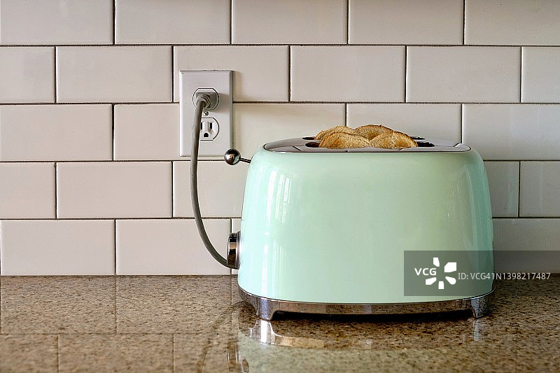 插在插座上的烤面包机图片素材