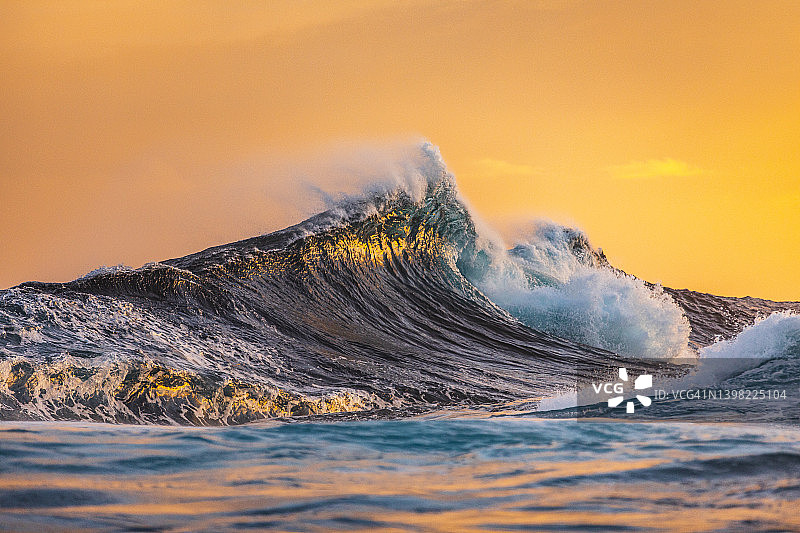 金色晨光中海浪风暴图片素材