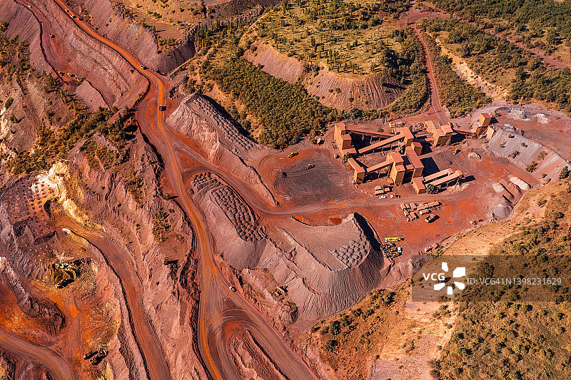 露天铁矿和重型采矿设备的航拍景色，大型挖掘机图片素材