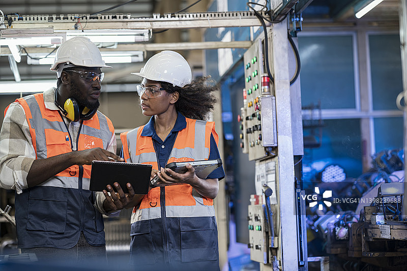 制造业中模型驱动的集成决策：男女制造工艺工程师评估生产线中焊接组装过程的成本和效益图片素材
