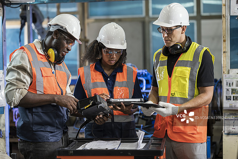 制造过程数据分析与改进流程，机械工程师团队讨论汽车零件焊接工艺改进，以提高生产线上的焊接缺陷图片素材