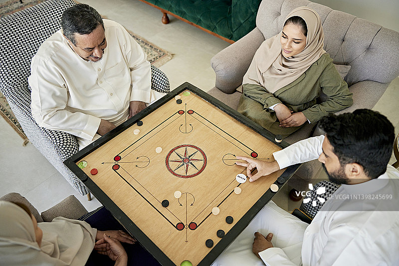沙特家庭玩卡罗姆棋高角度景观图片素材