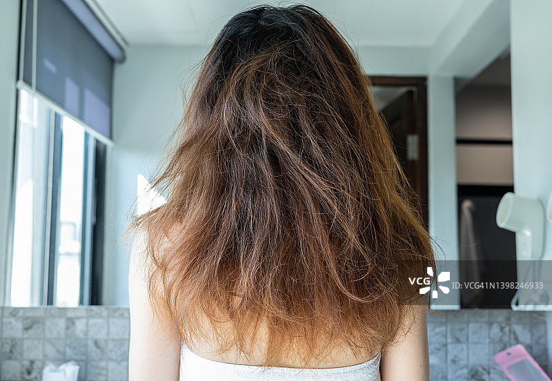 头发凌乱分叉受损的女人背影图片素材