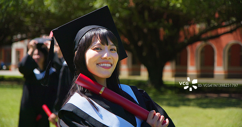 快乐的女毕业生图片素材