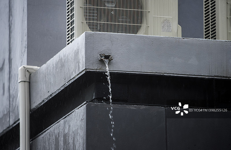 房屋后院的暴雨和排水管图片素材