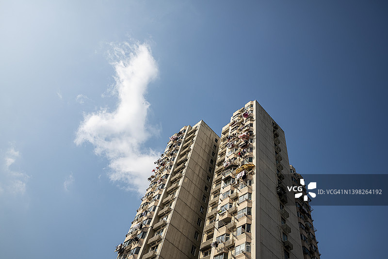 公寓楼的仰视角度图片素材