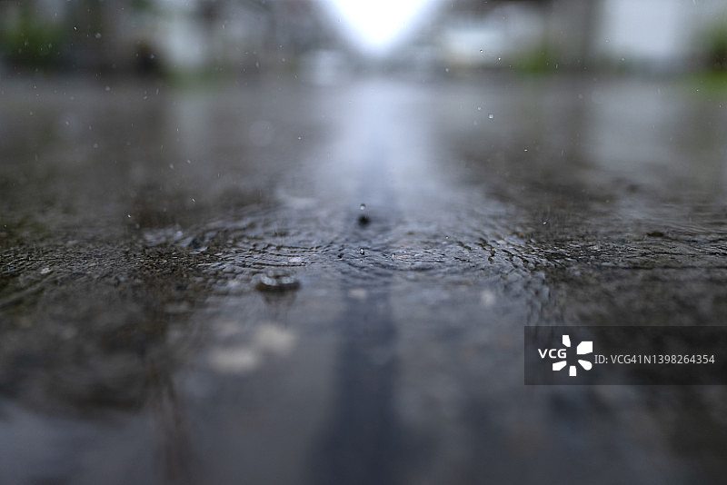 暴雨倾盆，道路被淹没，极端天气与气候变暖图片素材