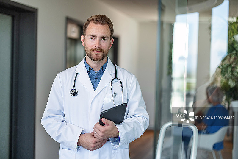 私人诊所中的全科医生肖像图片素材