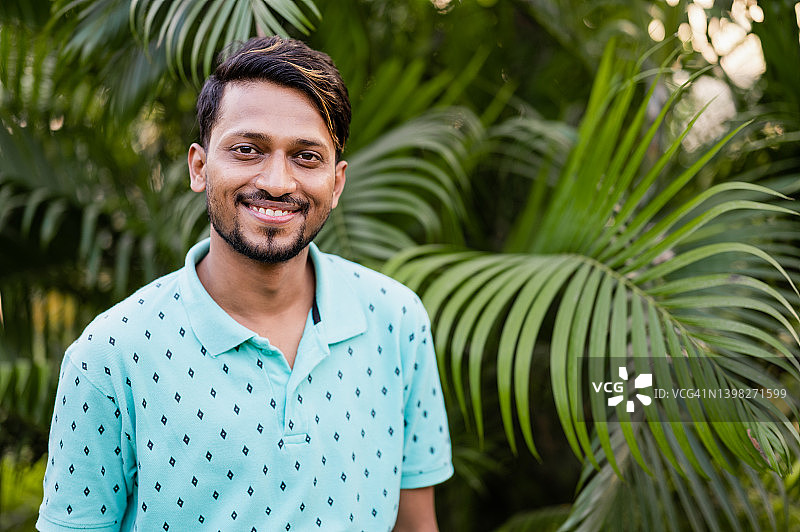 有魅力的印度裔青少年男人肖像图片素材