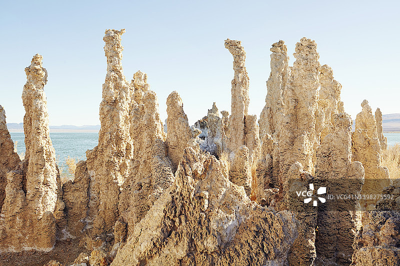 加利福尼亚州莫诺湖凝灰岩州立保护区的凝灰岩塔地貌图片素材