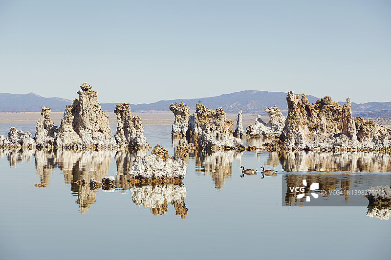 加利福尼亚州莫诺湖凝灰岩州立保护区的凝灰岩塔地貌图片素材