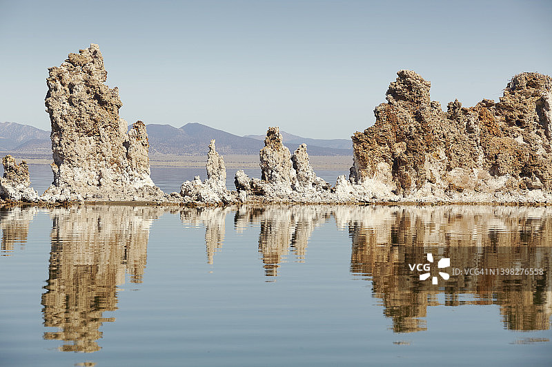 加利福尼亚州莫诺湖凝灰岩州立保护区的凝灰岩塔地貌图片素材