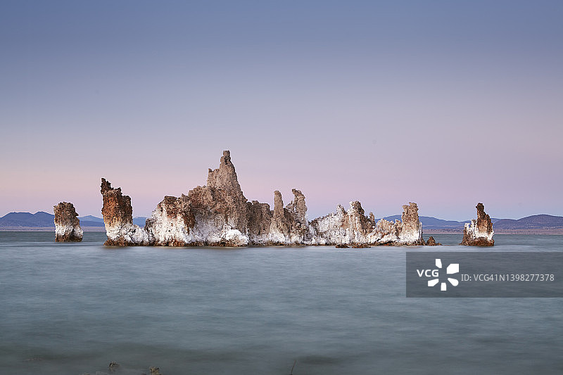 莫诺湖凝灰岩塔日出图片素材