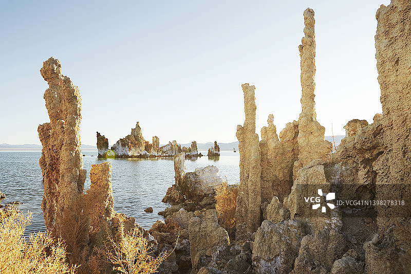 加利福尼亚州莫诺湖凝灰岩州立保护区的凝灰岩塔地貌图片素材
