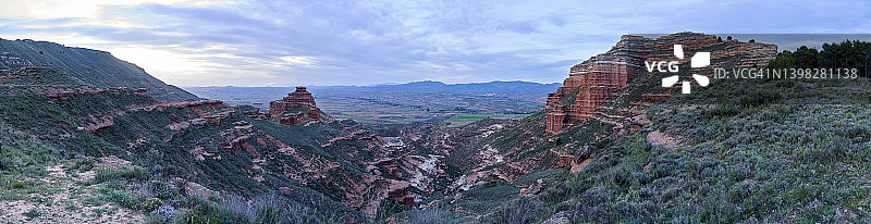 日落时分的“Far West Bilbilitano”岩层图片素材
